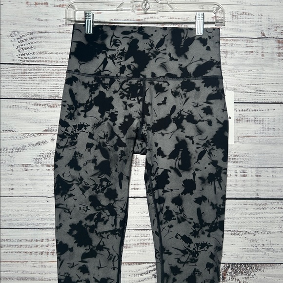 Lululemon Lab Hi-Rise Wunder Under Black and Gray Floral Leggings Size 8 NWT - Picture 2 of 12